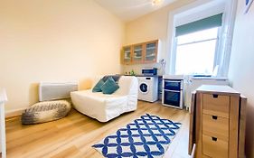 1Bd Apartment Next To Cessnock Subway
